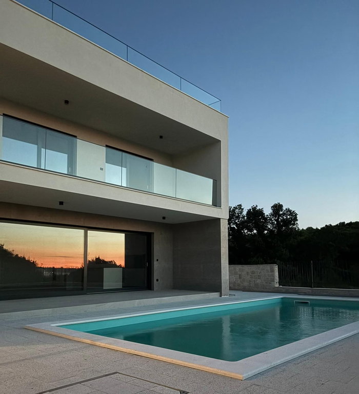 Drage, moderna kuća s bazenom blizu mora na prodaju