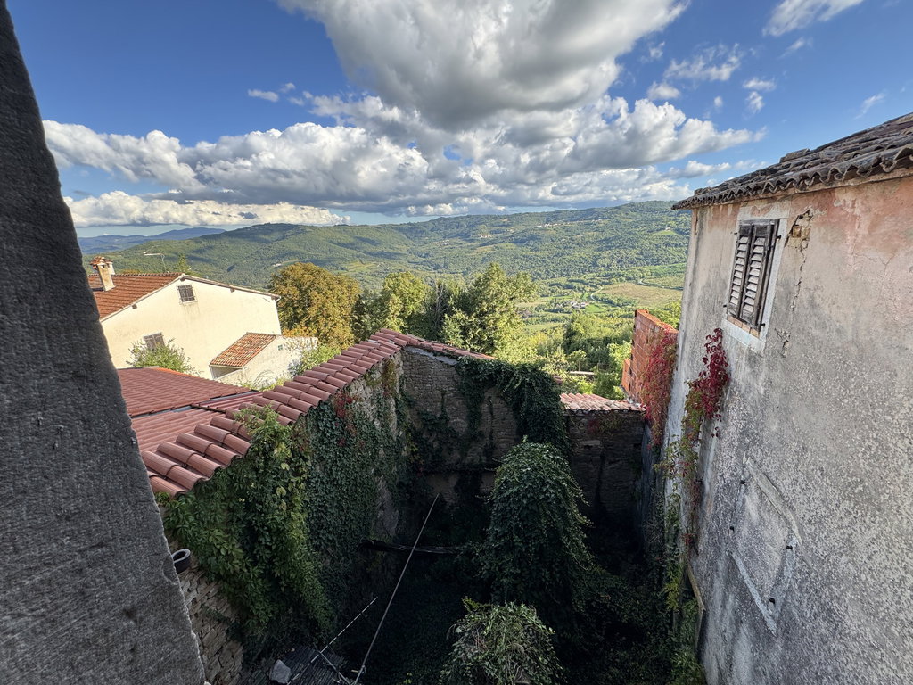 Istra, Motovun,  kuća za renovaciju s dvorištem, 195 m2