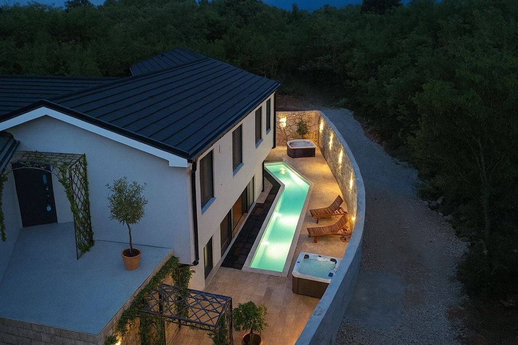 Krk, Vrbnik, luksuzna vila s bazenom na osami na prodaju