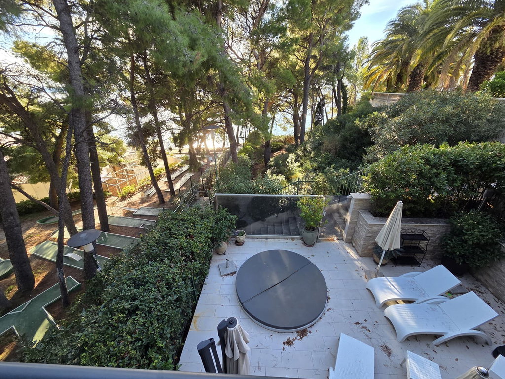 Split, Podstrana, vila prvi red uz more sa 7 apartmana na prodaju