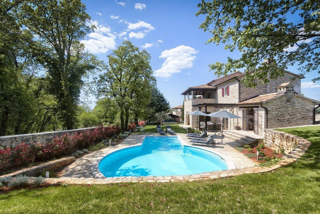 Istra, Tinjan, kamena vila 300 m2 s bazenom na prodaju